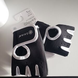 GAIAM NWT Black and White Fitness Gloves